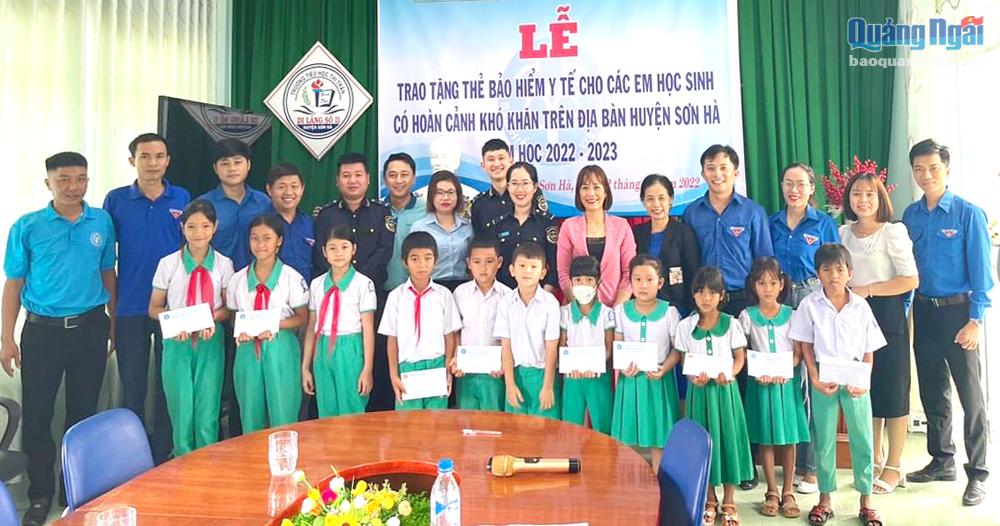Bảo hiểm xã hội huyện Sơn Hà phối hợp với các đơn vị tặng thẻ bảo hiểm y tế cho học sinh khó khăn.  Ảnh: PV