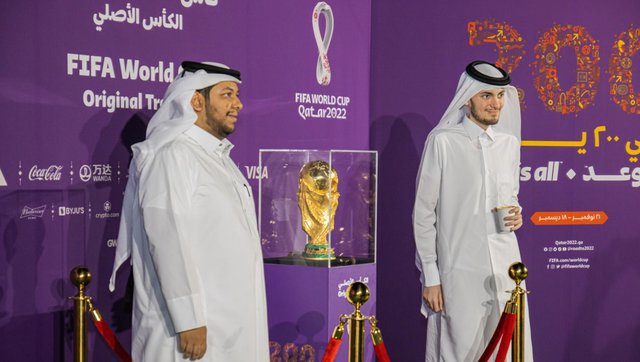 Hai diễn viên Qatar là những người giới thiệu Cúp Vàng với người hâm mộ - Ảnh: qatar2022.qa