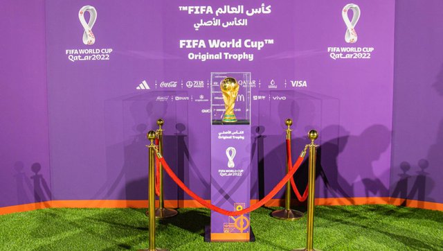 Cúp Vàng FIFA trưng bày tại Công viên Aspire ở thủ đô Doha - Ảnh: qatar2022.qa