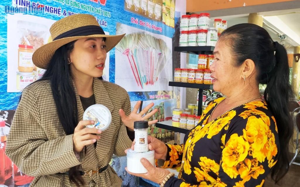 Phạm Hồng Thắm giới thiệu cho khách hàng về các sản phẩm muối SAHU.