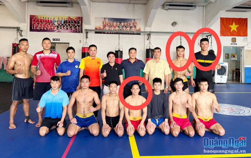 Giám đốc Sở VH-TT&DL Nguyễn Tiến Dũng (đứng giữa) thăm các vận động viên wushu Quảng Ngãi (khoanh đỏ) đang tập trung đội tuyển quốc gia tại Hà Nội. ẢNH: PV