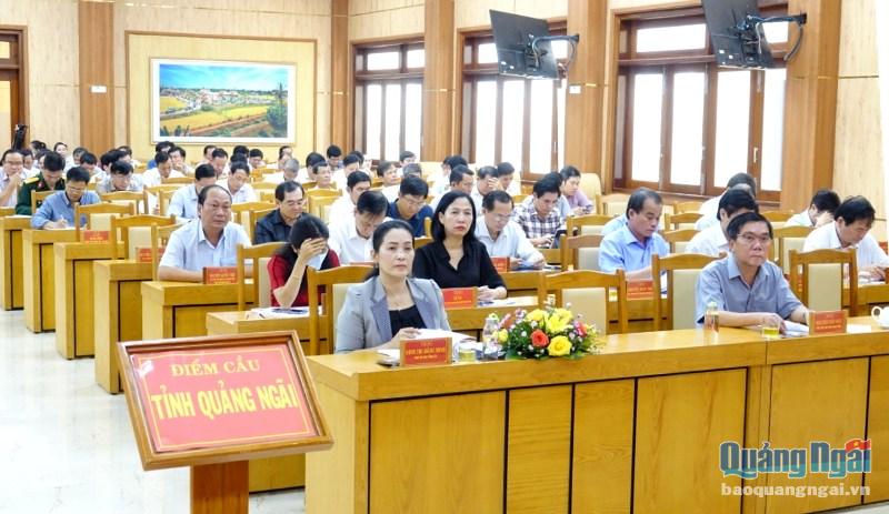 Phó Bí thư Tỉnh ủy Đinh Thị Hồng Minh các đại biểu tham dự hội nghị tại điểm cầu Tỉnh ủy Quảng Ngãi.