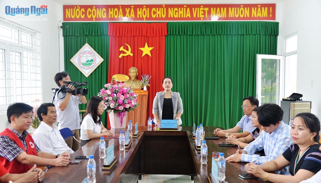 Phó Bí thư Tỉnh ủy Đinh Thị Hồng Minh thăm, chúc mừng các thầy cô giáo Trường Tiểu học và THCS Ba Điền.