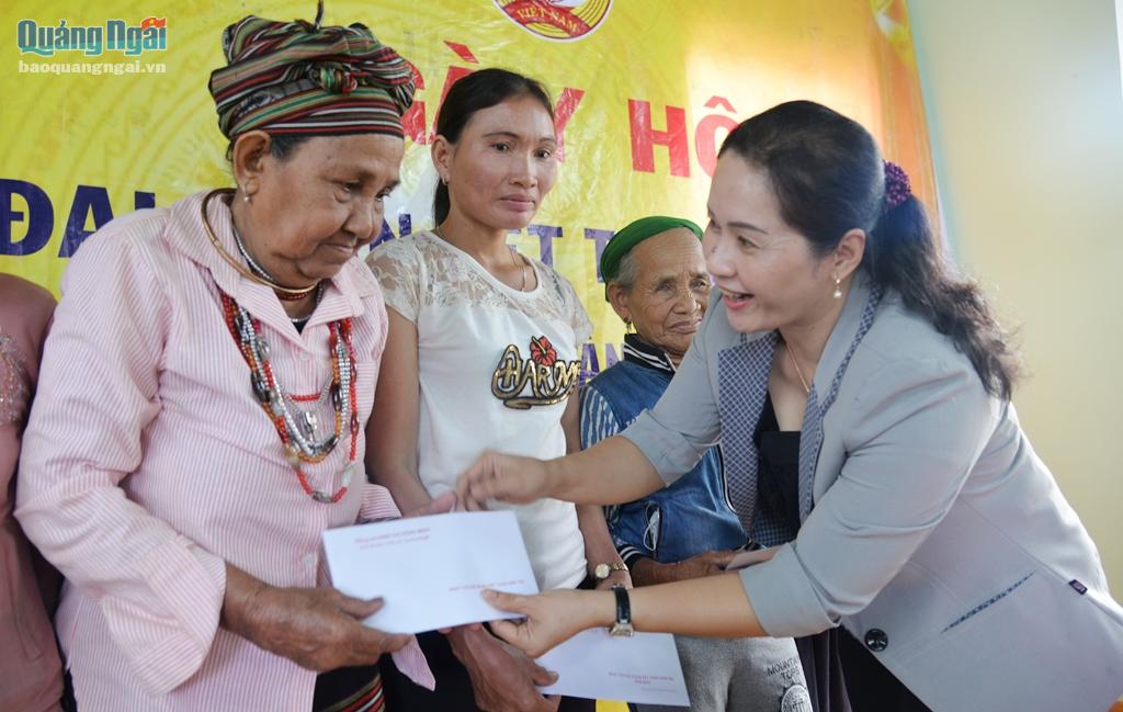 Phó Bí thư Tỉnh ủy Đinh Thị Hồng Minh tặng quà cho các hộ nghèo.