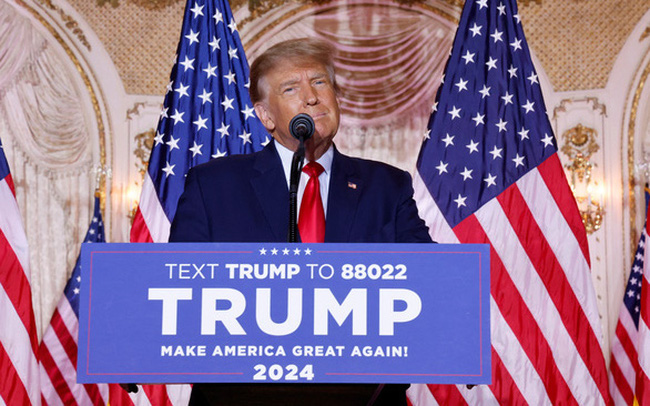Cựu Tổng thống Mỹ Donald Trump thông báo ông sẽ tái tranh cử Tổng thống Mỹ năm 2024 trong một sự kiện tại khu nghỉ dưỡng Mar-a-Lago ở Palm Beach, bang Florida ngày 15/11 - Ảnh: Reuters