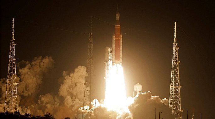 NASA hôm 16-11 phóng thành công tàu vũ trụ thuộc sứ mệnh Artemis 1 sau nhiều lần trì hoãn. Ảnh: Reuters