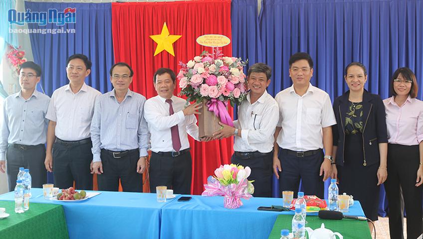 Chủ tịch UBND tỉnh Đặng Văn Minh tặng hoa chúc mừng tập thể Trường THCS Phổ An.