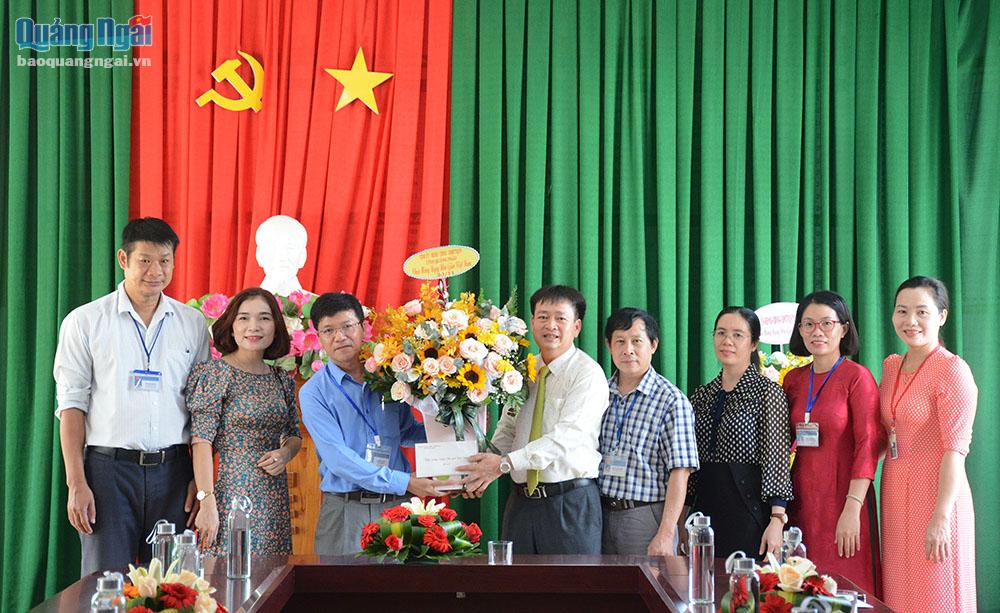 Phó Chủ tịch Thường trực HĐND tỉnh Nguyễn Cao Phúc tặng hoa chúc mừng thầy cô giáo Trường THPT Trần Kỳ Phong.