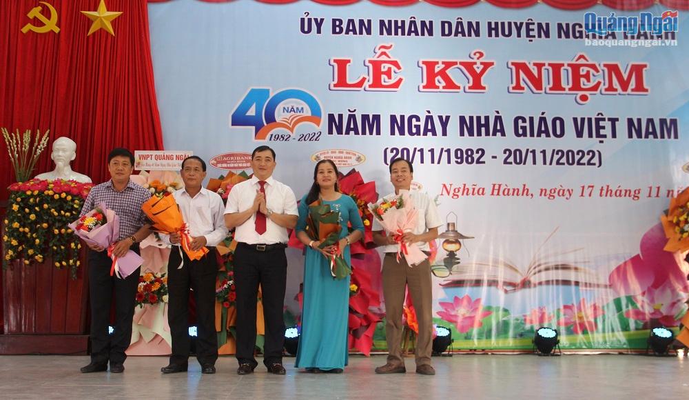 Nghĩa Hành: Gặp mặt kỷ niệm 40 năm Ngày Nhà giáo Việt Nam