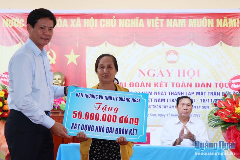 Bí thư Thành ủy Quảng Ngãi Ngô Văn Trọng dự Ngày hội Đại đoàn kết tại Lý Sơn