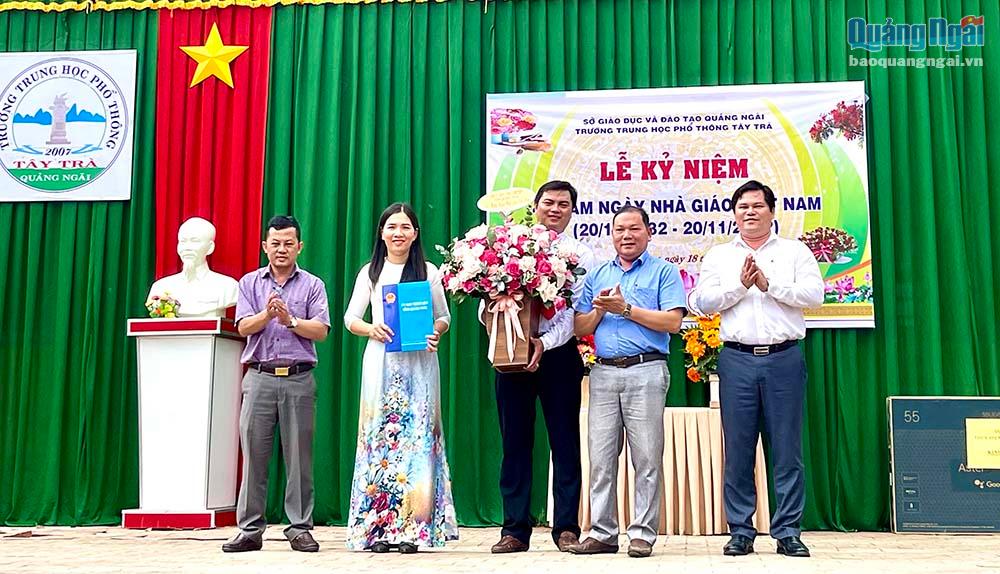 Phó Chủ tịch UBND tỉnh Trần Phước Hiền thăm, chúc mừng Trường THPT Tây Trà