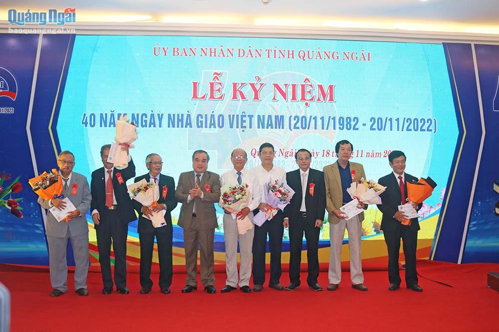 Phó Chủ tịch Thường trực UBND tỉnh Trần Hoàng Tuấn, Giám đốc Sở GD&ĐT Nguyễn Ngọc Thái tặng hoa và quà cho các nhà giáo nguyên là lãnh đạo Sở GD&ĐT qua các thời kỳ.