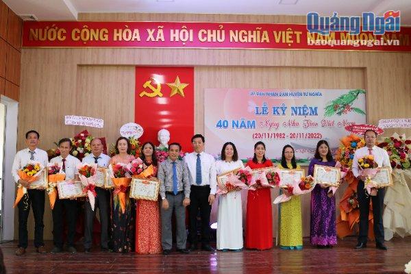 UBND huyện Tư Nghĩa đã khen thưởng cho 10 tập thể và 23 cá nhân có thành tích xuất sắc trong lĩnh vực GD&ĐT của huyện.