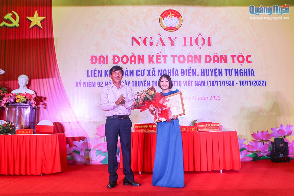 Trao tặng Bằng khen của Ủy ban MTTQ Việt Nam tỉnh cho Khu dân cư tiêu biểu xuất sắc trong thực hiện Cuộc vận động 