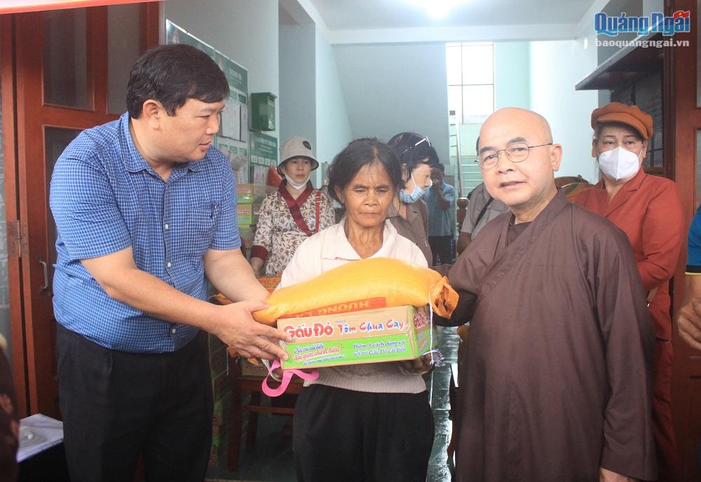 Khám bệnh miễn phí và trao quà cho người nghèo huyện Ba Tơ