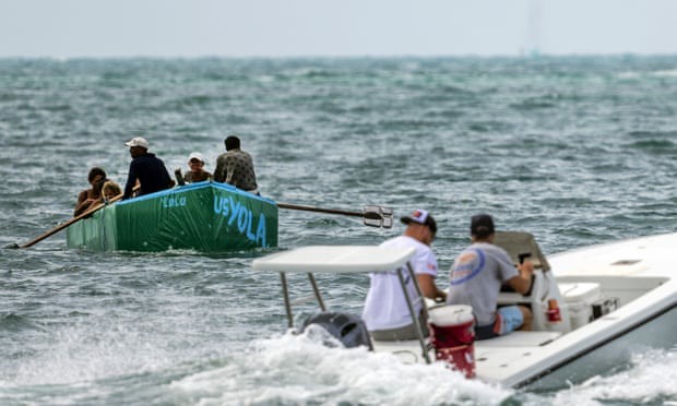 Người di cư Cuba chèo thuyền về phía đảo Stock, gần Key West, Florida, Mỹ, tháng 8/2022.