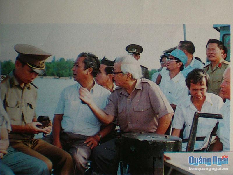 Thủ tướng Võ Văn Kiệt thị sát vịnh Dung Quất năm 1994. Ảnh: Đăng Lâm