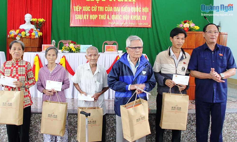 Phó Chủ tịch Quốc hội Trần Quang Phương tặng quà cho người dân nghèo ở xã Phổ Nhơn.