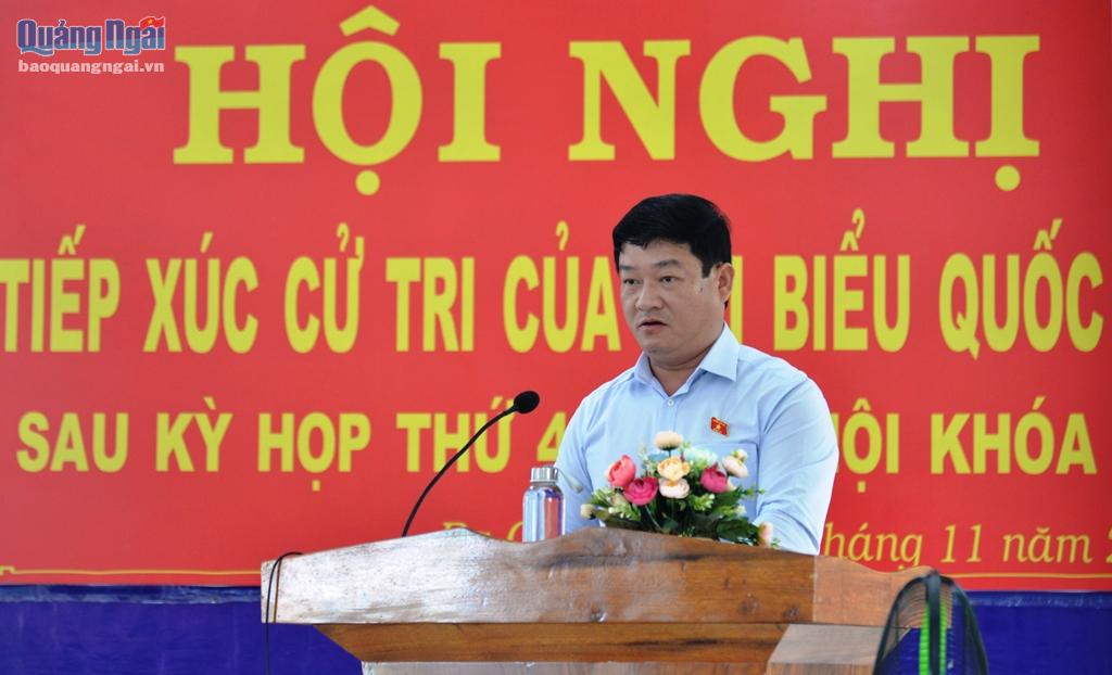 Phó Chánh án TAND Lương Văn Hùng phát biểu tại buổi tiếp xúc cử tri.