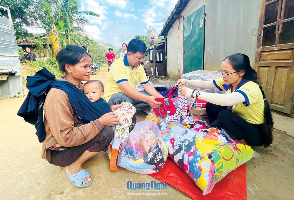 Thành viên Nhóm thiện nguyện Từ Tâm, ở thị trấn Trà Xuân (Trà Bồng) tặng quần áo, nhu yếu phẩm cho người dân khó khăn. 