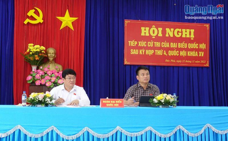 Các ĐBQH tỉnh lắng nghe ý kiến cử tri xã Đức Phú.