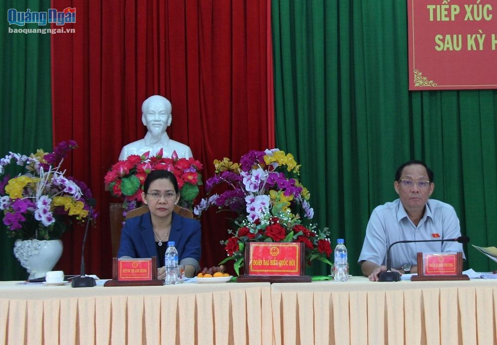 Đoàn ĐBQH tỉnh tại buổi tiếp xúc cử tri xã Sơn Thành.