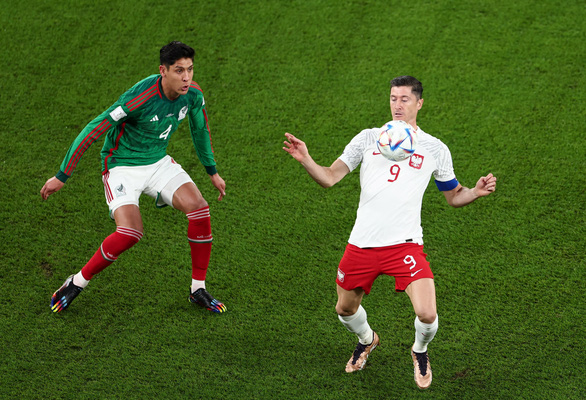 Lewandowski (phải) chưa thể hiện được nhiều trong trận đấu với Mexico - Ảnh: REUTERS