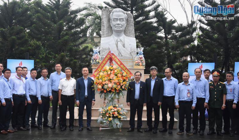 Dâng hoa tưởng nhớ Thủ tướng Võ Văn Kiệt