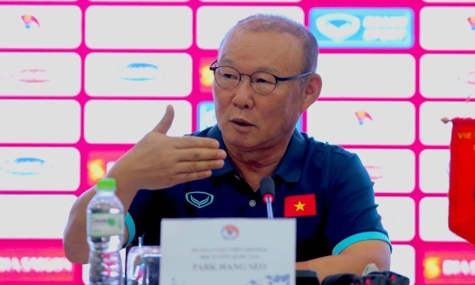 HLV Park Hang Seo dặn dò các trợ lý và cầu thủ trong buổi tập đầu tiên của đội tuyển Việt Nam.