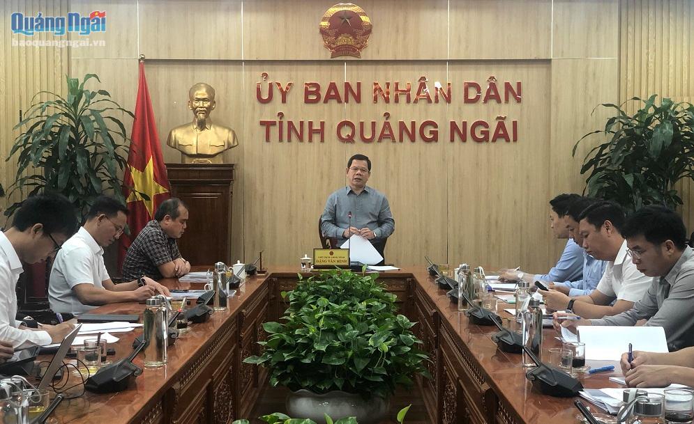 Chủ tịch UBND tỉnh Đặng Văn Minh phát biểu chỉ đạo tại cuộc họp.