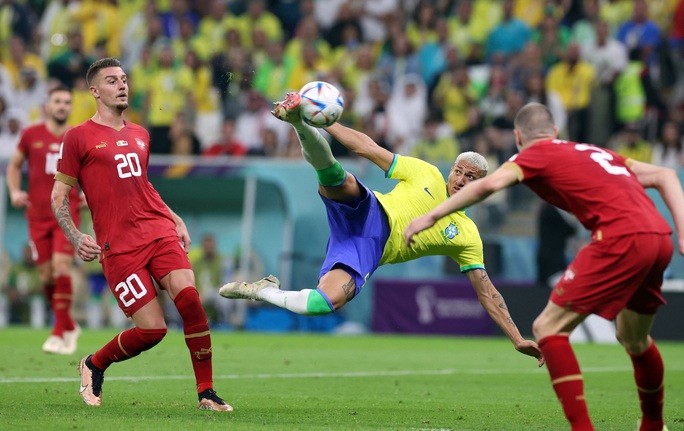 Richarlison tung cú volley tuyệt đẹp nhân đôi cách biệt cho tuyển Brazil.