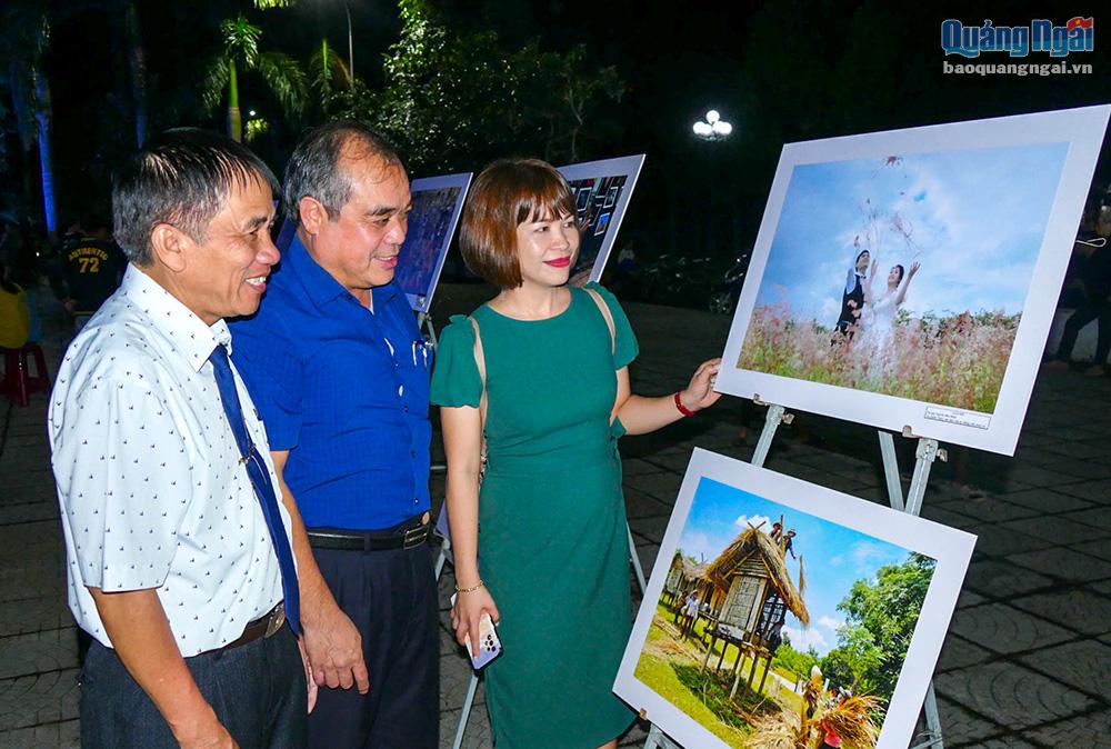 Những bức ảnh trải qua 5 vòng lựa chọn được trưng bày tại Công viên cây xanh huyện Minh Long.