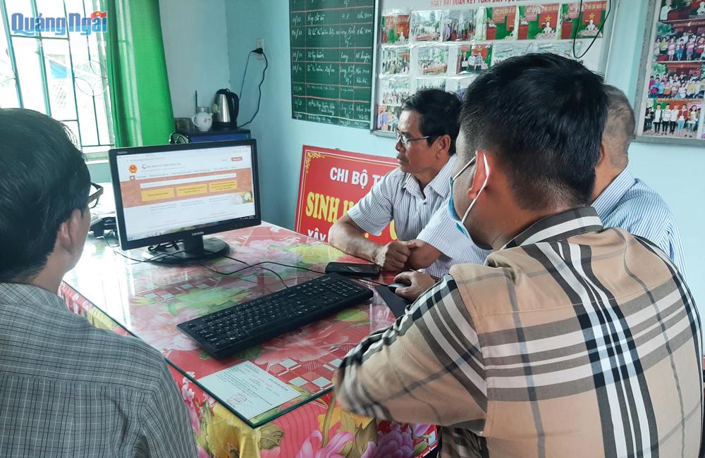 Người dân xã Đức Phong (Mộ Đức) thực hiện các thủ tục hành chính trực tuyến qua Cổng dịch vụ công quốc gia.