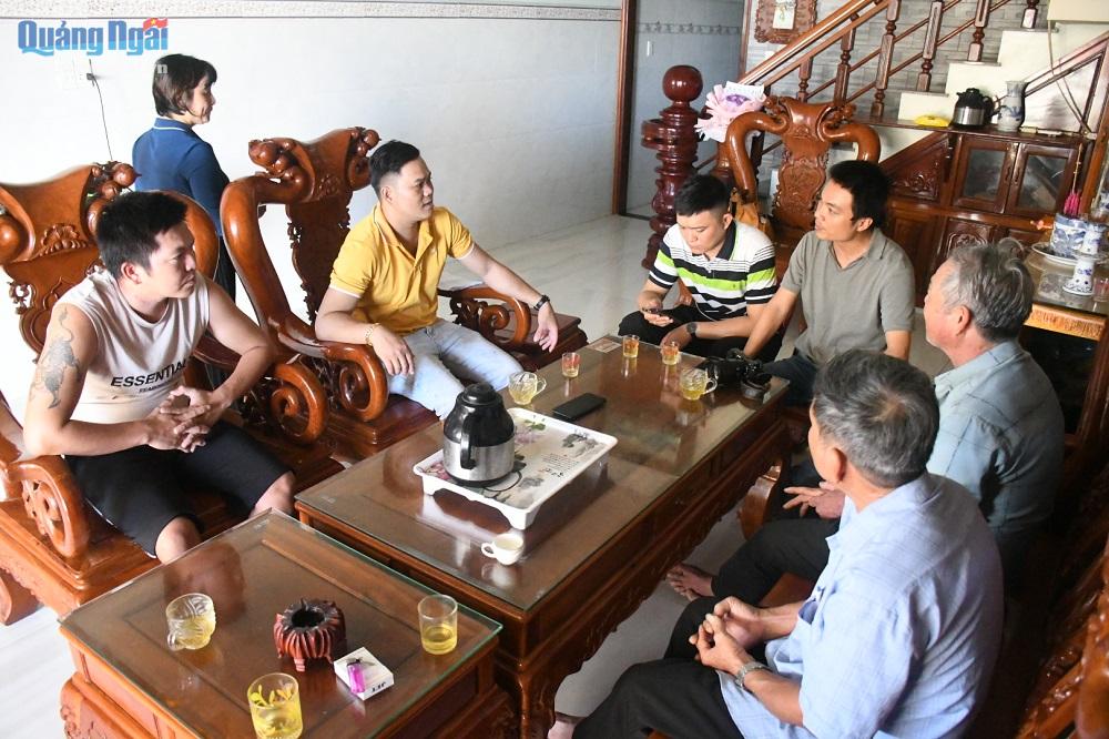Nghiệp đoàn nghề cá xã Bình Châu đến động viên, thăm hỏi nhà những ngư dân