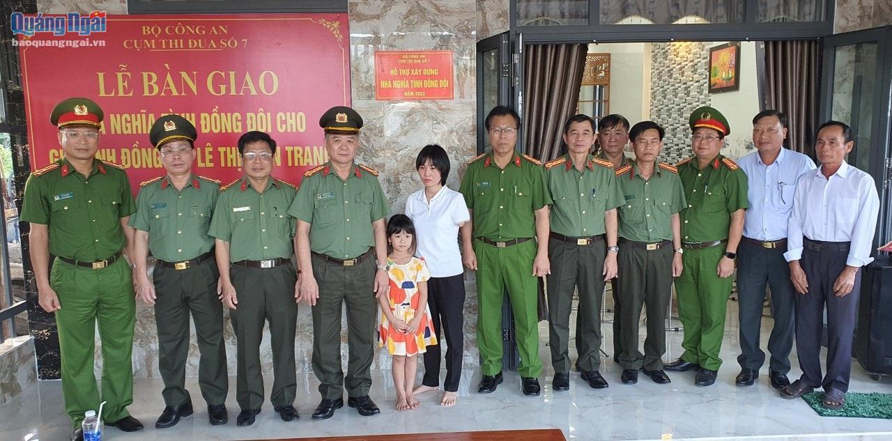 Lãnh đạo Công an 7 tỉnh trao nhà cho chị Trang.