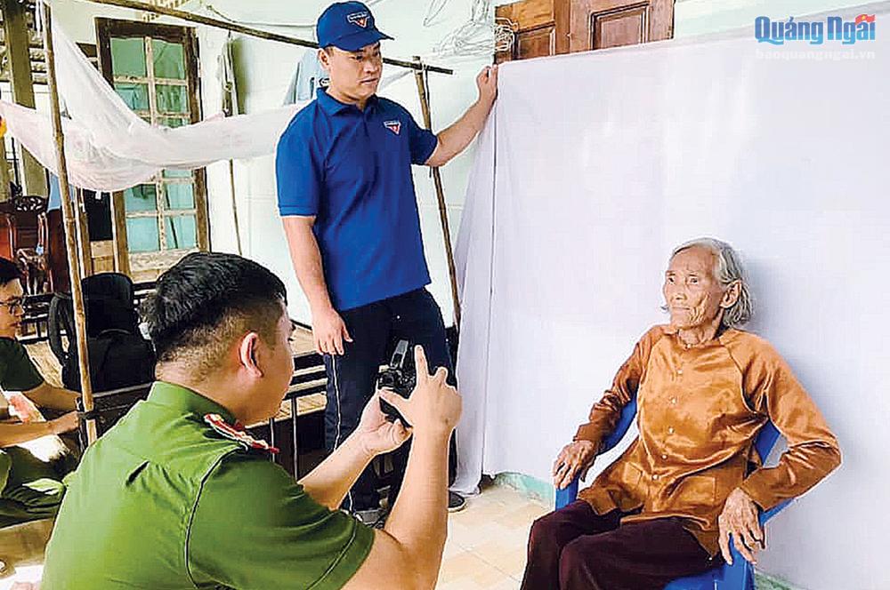 Đoàn viên Công an TP.Quảng Ngãi làm căn cước công dân tại nhà cho người cao tuổi. 
