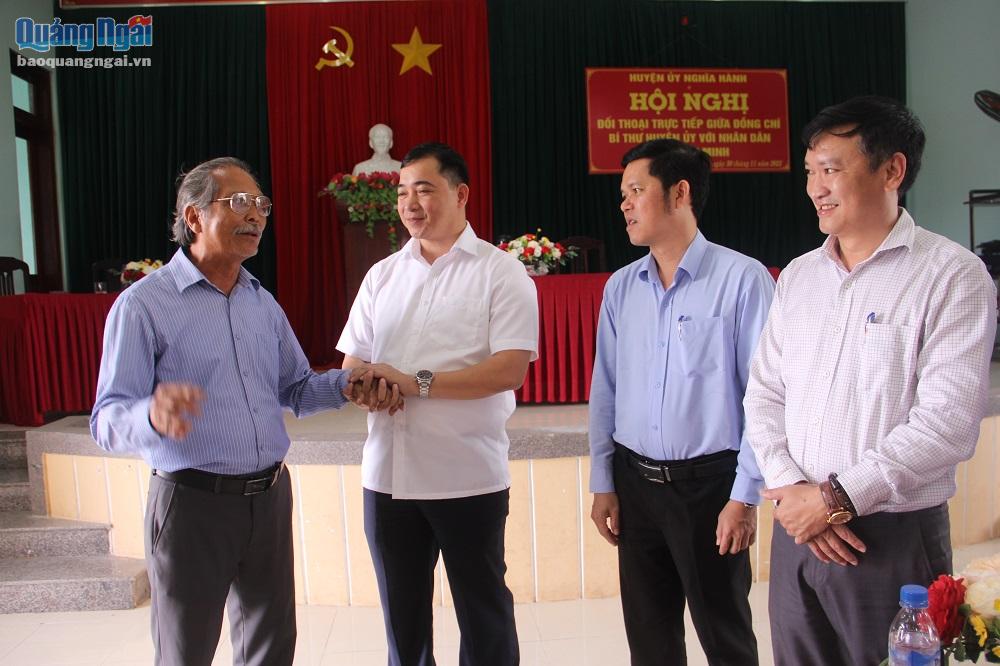 Bí thư Huyện ủy Nghĩa Hành Trần Đình Cảm (thứ hai, bên trái) trao đổi trực tiếp với người dân tại buổi đối thoại.