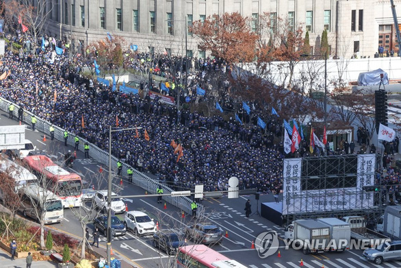 Hàng ngàn người tập trung đình công tại tòa thị chính thủ đô Seoul sáng 30/11 - Ảnh: Yonhap