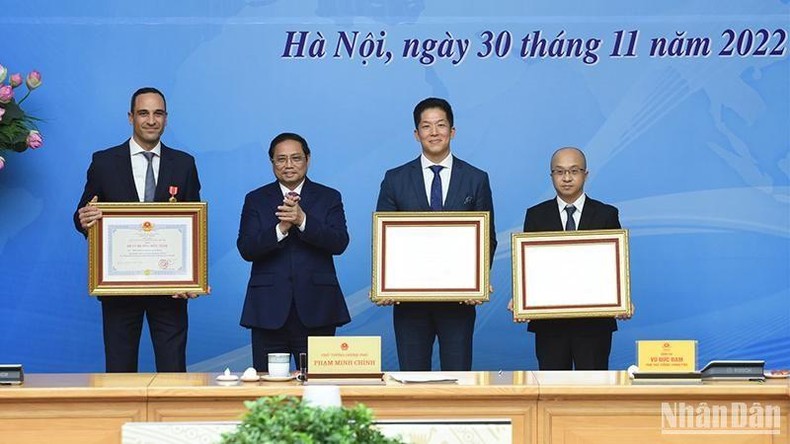Thủ tướng Phạm Minh Chính trao Huy chương Hữu nghị cho đại diện tập đoàn nước ngoài.