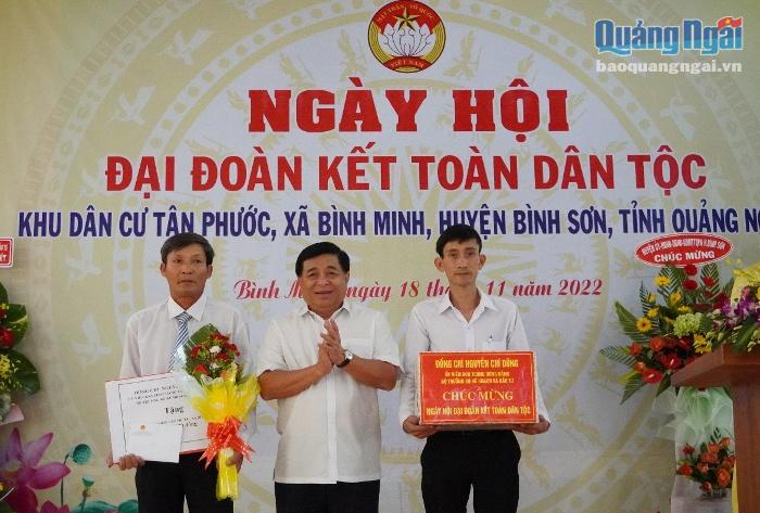 Ủy viên Ban Chấp hành Trung ương Đảng, Bộ trưởng Bộ KH&ĐT Nguyễn Chí Dũng trao tặng 20 triệu đồng cho K