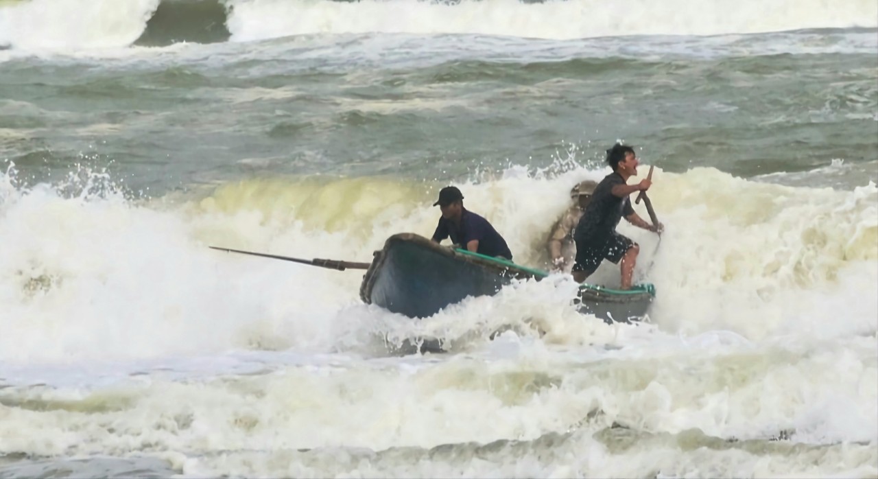 Video: Ngư dân bãi ngang vật lộn với sóng lớn
