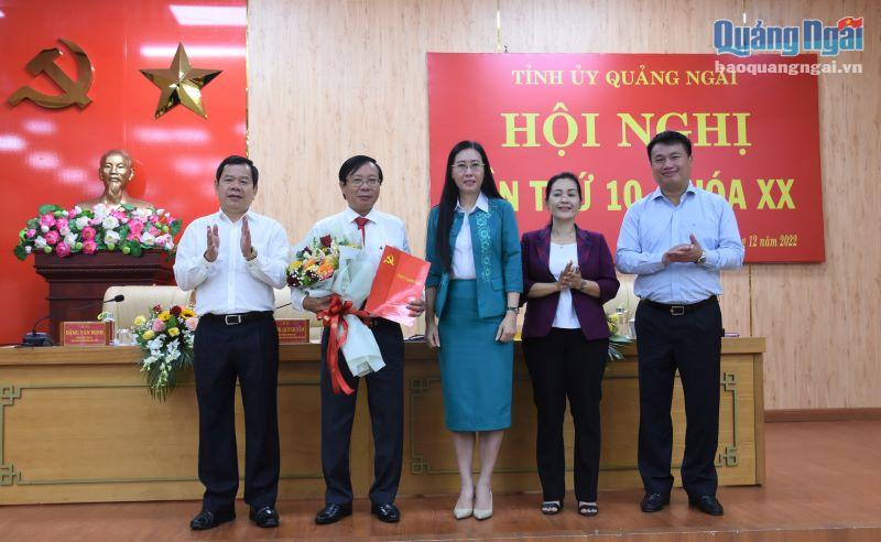 Các đồng chí trong Thường trực Tỉnh ủy tặng hoa chúc mừng đồng chí Lương Kim Sơn.
