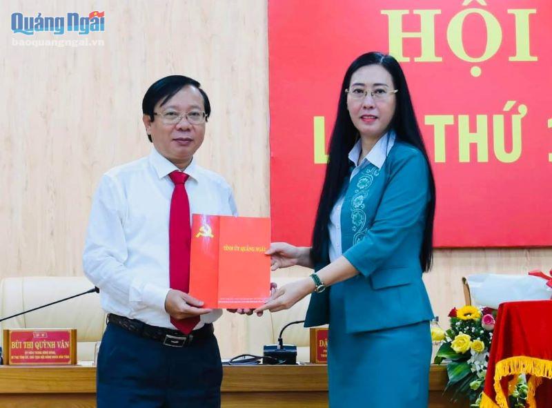 Ủy viên Trung ương Đảng, Bí thư Tỉnh ủy, Chủ tịch HĐND tỉnh Bùi Thị Quỷnh Vân trao Quyết định của Ban Bí thư cho đồng chí Lương Kim Sơn.