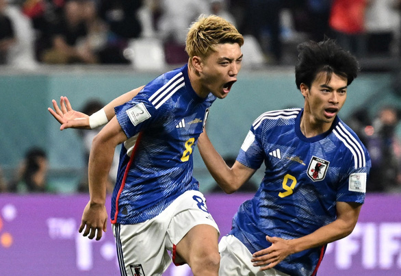 Ritsu Doan (trái) tỏa sáng đúng lúc giúp Nhật giành ngôi đầu bảng E - Ảnh: REUTERS