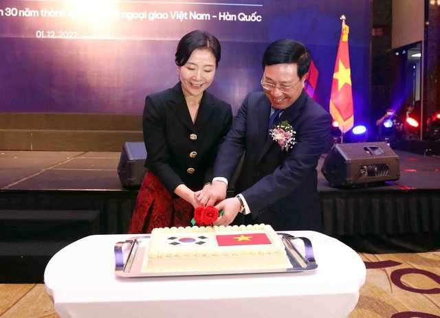 Phó Thủ tướng Phạm Bình Minh cùng Đại sứ Hàn Quốc tại Việt Nam Oh Young-ju thực hiện nghi thức cắt bánh tại lễ kỷ niệm - Ảnh: VGP/Hải Minh