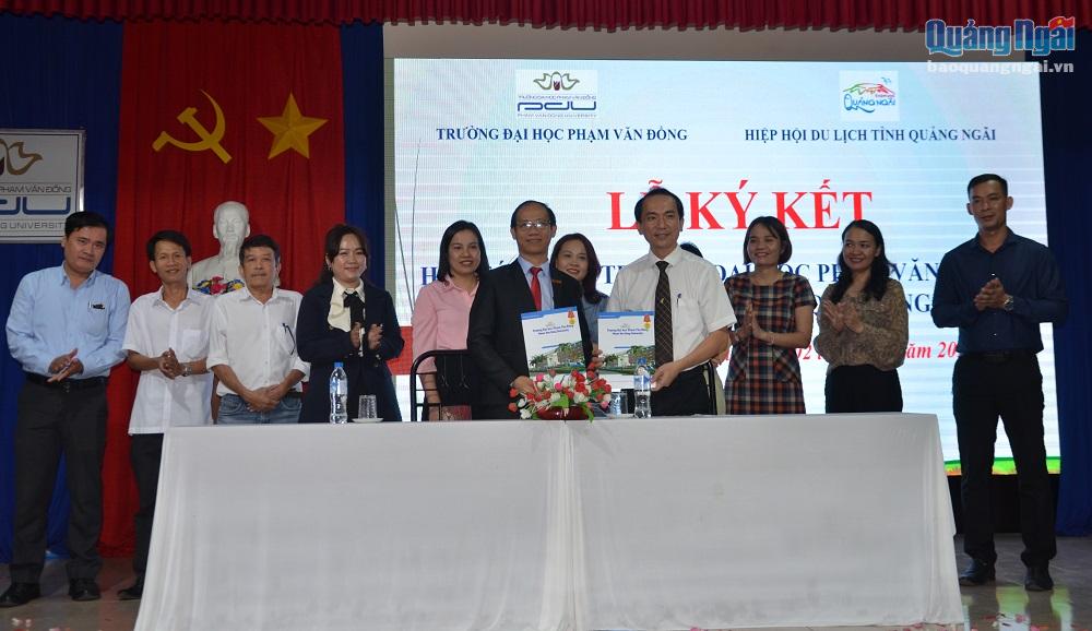Lãnh đạo Trường ĐH Phạm Văn Đồng và Hiệp hội Du lịch tỉnh ký kết biên bản hợp tác giữa hai bên. 