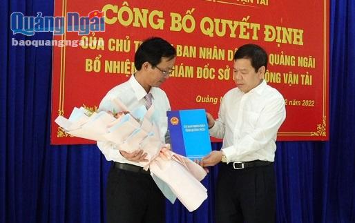 Chủ tịch UBND tỉnh Đặng Văn Minh trao Quyết định cho ông Mai Văn Hà.