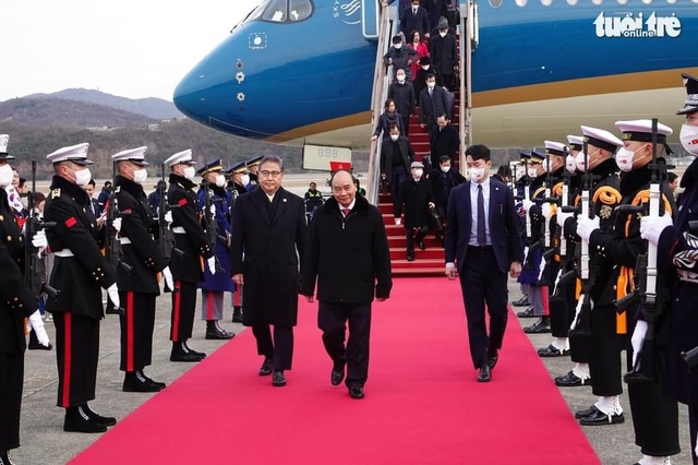 Chủ tịch nước Nguyễn Xuân Phúc và Đoàn cấp cao Việt Nam đã đến sân bay quân sự thủ đô Seoul, bắt đầu chuyến thăm cấp Nhà nước tới Đại Hàn Dân Quốc theo lời mời của Tổng thống Đại Hàn Dân Quốc Yoon Suk Yeol.