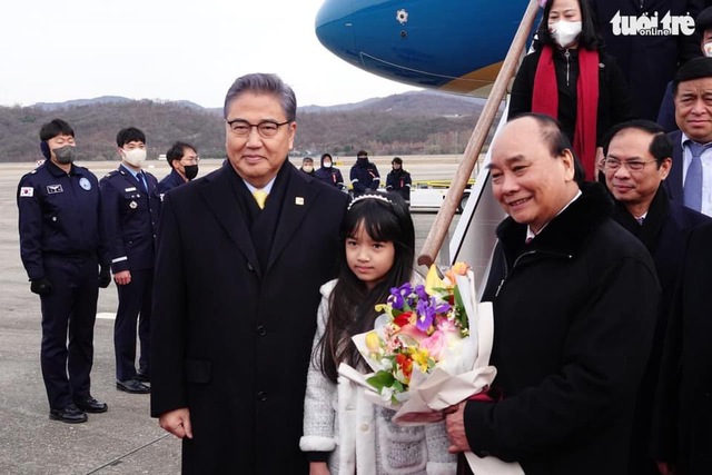 Đón Chủ tịch nước Nguyễn Xuân Phúc và Đoàn tại sân bay có Bộ trưởng Ngoại giao Park Jin, Đại sứ Hàn Quốc tại Việt Nam Oh Young-ju và một số quan chức ngoại giao Hàn Quốc.