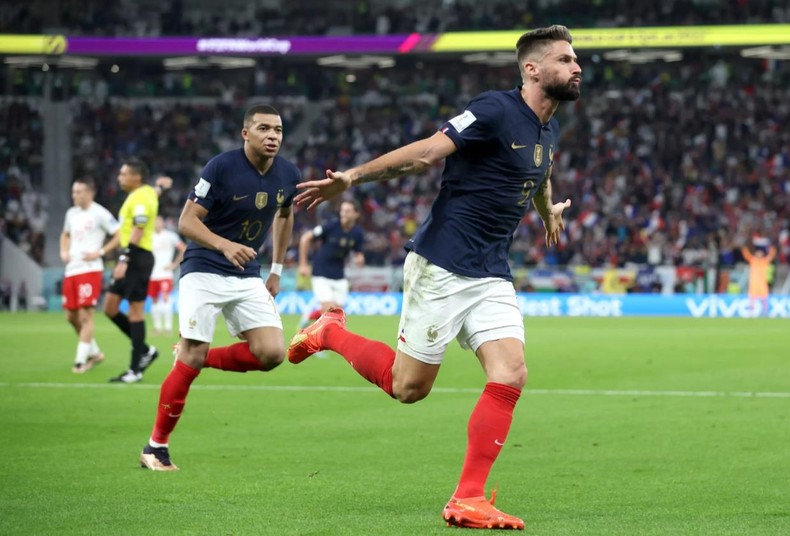  Giroud ăn mừng bàn thắng mở tỷ số trận đấu. Đây cũng là bàn thứ 52 của tiền đạo này, qua đó giúp anh vượt Thierry Henry để trở thành cầu thủ ghi bàn nhiều nhất cho tuyển Pháp trong lịch sử. (Ảnh: FIFA)